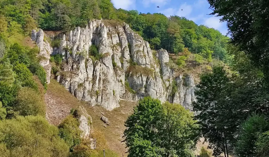 Odkryj Góry Świętokrzyskie z klasą – pomysły na wyjazd